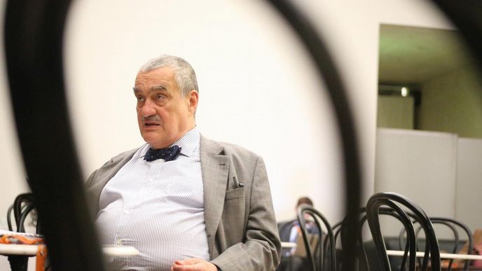 Na ruském seznamu je také předseda TOP 09 Karel Schwarzenberg