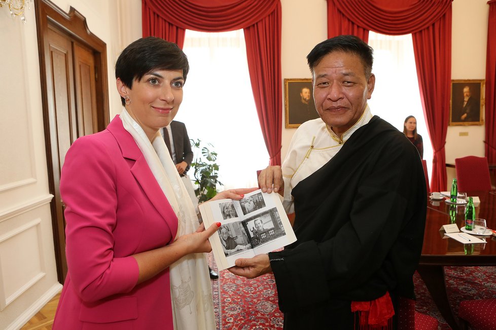 Předsedkyně Sněmovny Markéta Pekarová Adamová přijala tibetského exilového vůdce Penpu Ccheringa.