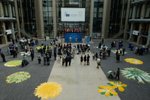 Budovu Evropské rady v Bruselu vyzdobilo u příležitosti českého předsednictví dvanáct koberců s květinovými motivy od českých umělců.