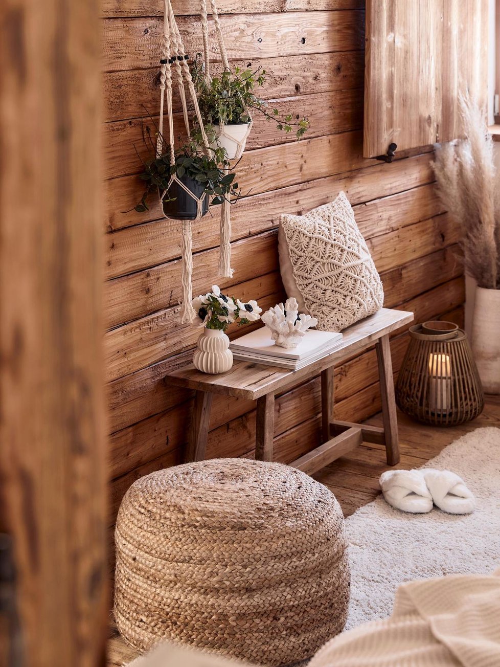 Boho styl je čím dál oblíbenější. Macramé a dřevo jsou nadčasovou kombinací.