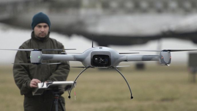 Představení armádního dronu BRUS na kbelském letišti