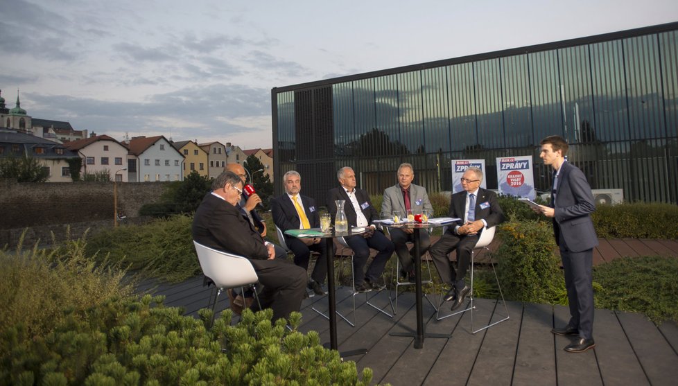 Předvolební debata Blesk.cz z Jihlavy. Vedle sebe sedí zleva Jiří Běhounek, Zdeněk Geist, Jaromír Kalina, Josef Pavlík, Milan Plodík a Jan Veleba.