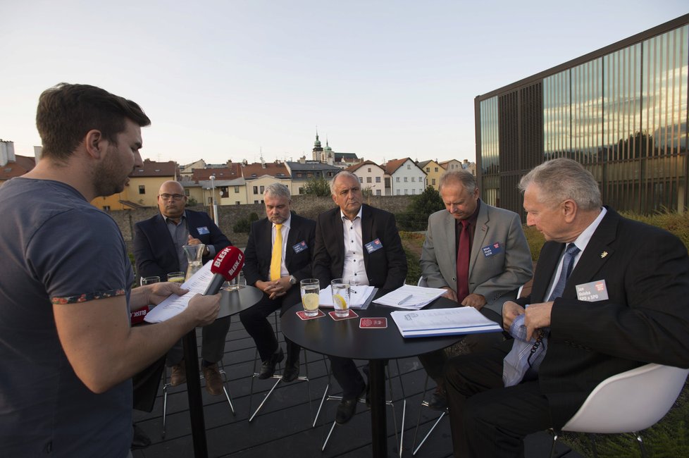 Předvolební debata Blesk.cz z Jihlavy. Vedle sebe sedí zleva Jiří Běhounek, Zdeněk Geist, Jaromír Kalina, Josef Pavlík, Milan Plodík a Jan Veleba.