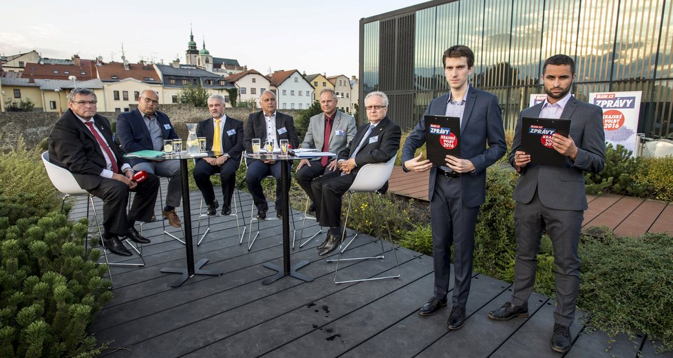 Předvolební debata Blesk.cz z Jihlavy. Vedle sebe sedí zleva Jiří Běhounek, Zdeněk Geist, Jaromír Kalina, Josef Pavlík, Milan Plodík a Jan Veleba. Diskusi moderovali David Budai a Václav Lang.