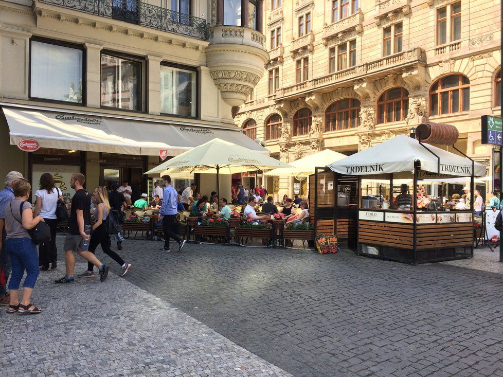 Zahrádky restaurací mají otevřít opět od 17. května