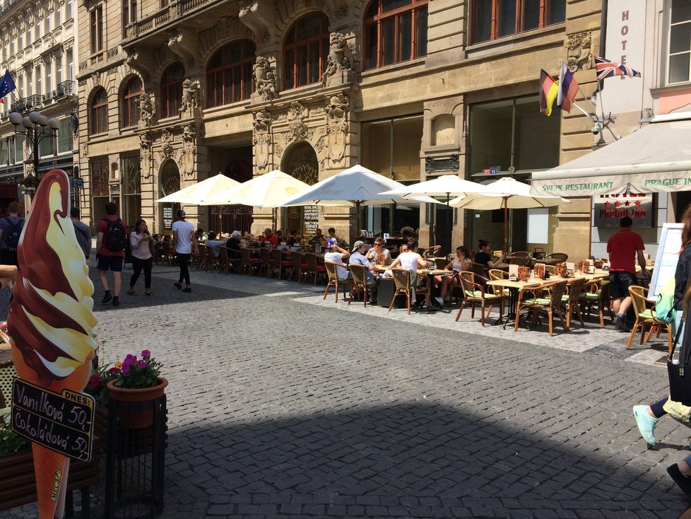 Předzahrádky v Praze frčí, za jejich povolováním je ale každoročně nepříjemná byrokracie.