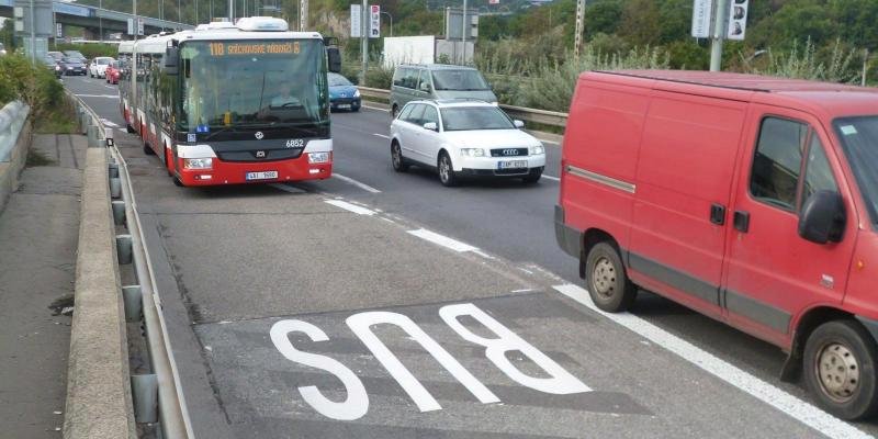 Autobusů s klimatizací je v Praze málo, tramvaje jsou na tom o něco lépe (ilustrační foto).