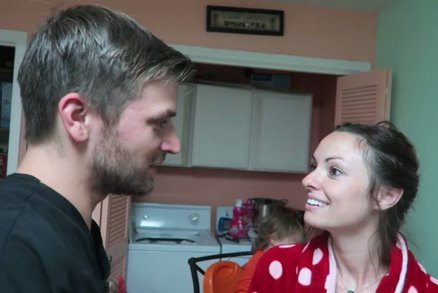 Manžel oznámil své ženě: Jsi těhotná! Její šok natočil na video
