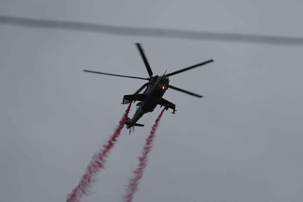 Přehlídku 2018 zakončil přelet armádních vrtulníků, které vykreslily na obloze česko-slovenskou trikoloru (28. 10. 2018).