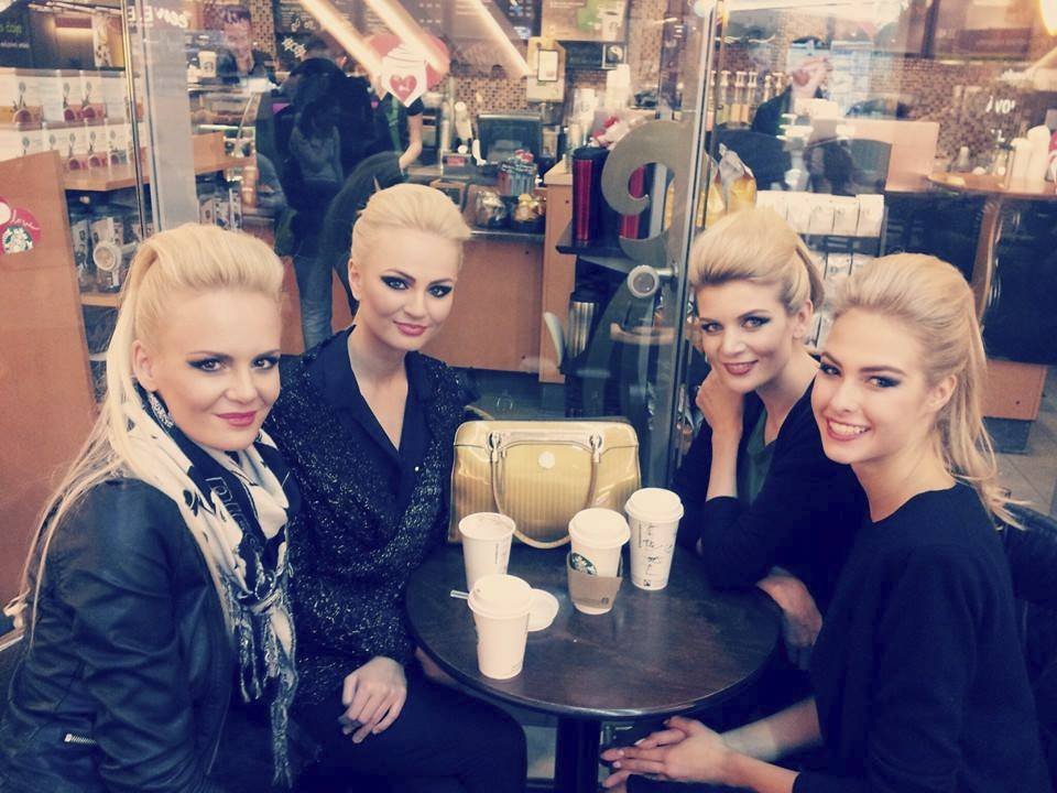 Přední české missky a krásné blondýnky se sešly u jednoho stolu.