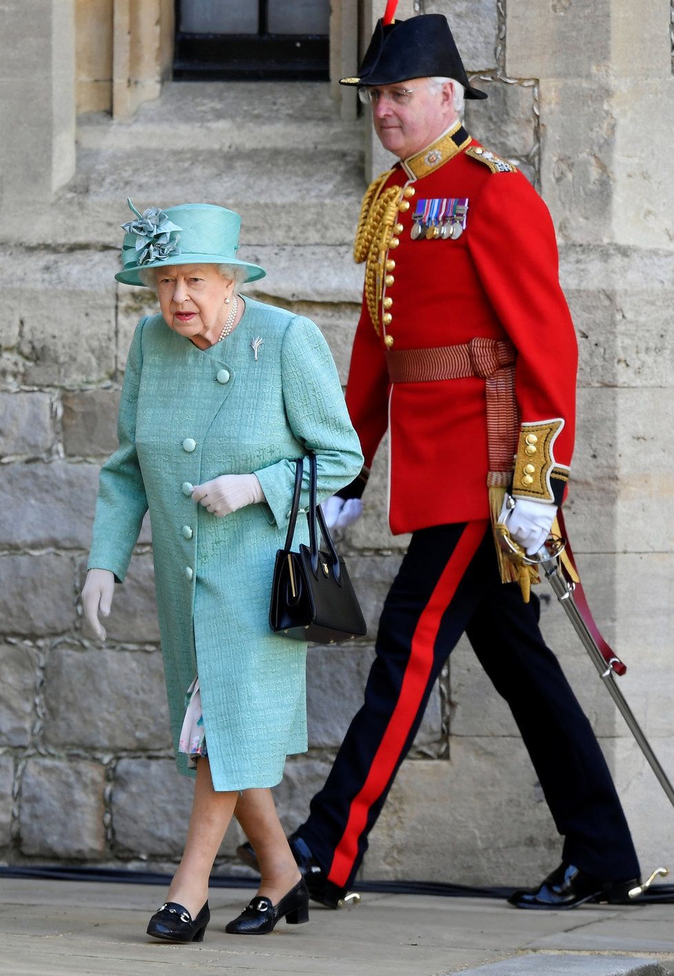 Královna Alžběta II. na slavnostní ceremonii k 94. narozeninám zářila v tyrkysovém kostýmku.