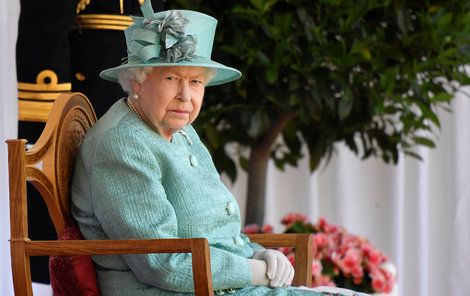 Královna Alžběta II. na slavnostní ceremonii k 94. narozeninám zářila v tyrkysovém kostýmku.