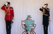 Královna Alžběta II. na slavnostní ceremonii k 94. narozeninám zářila v tyrkysovém kostýmku.