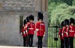 Vojenská přehlídka pro královnu Alžbětu II. dodatečně k jejím 94. narozeninám na hradě Windsor.