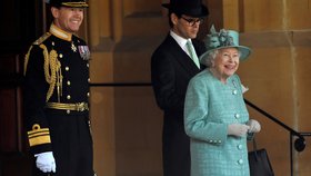 Královna Alžběta II. na slavnostní ceremonii k 94. narozeninám zářila v tyrkysovém kostýmku.