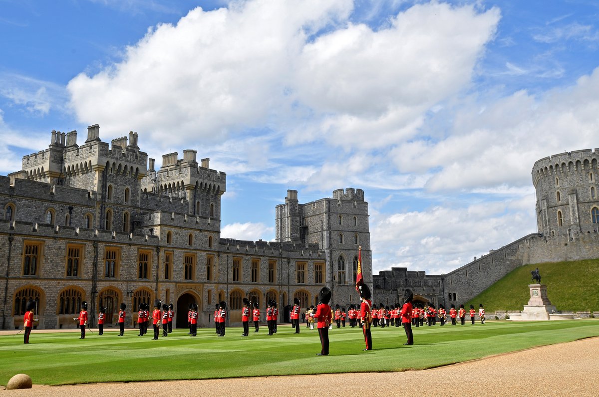 Vojenská přehlídka pro královnu Alžbětu II. dodatečně k jejím 94. narozeninám na hradě Windsor.