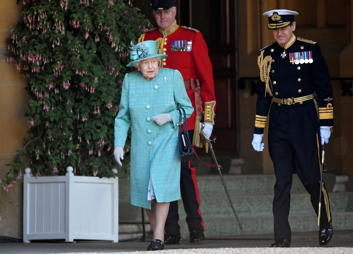 Královna Alžběta II. na slavnostní ceremonii k 94. narozeninám zářila v tyrkysovém kostýmku.