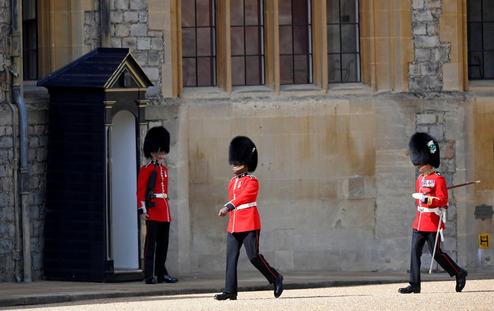 Vojenská přehlídka pro královnu Alžbětu II. dodatečně k jejím 94. narozeninám na hradě Windsor