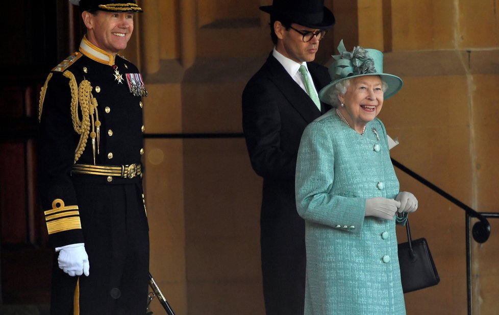 Královna Alžběta II. na slavnostní ceremonii k 94. narozeninám zářila v tyrkysovém kostýmku.