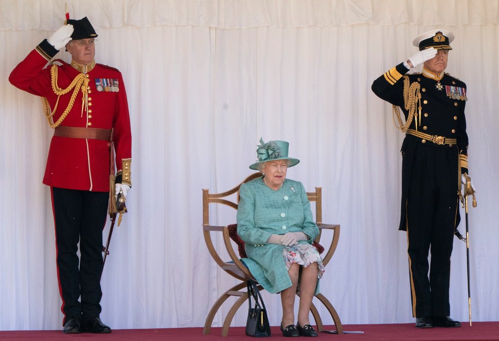 Královna Alžběta II. na slavnostní ceremonii k 94. narozeninám zářila v tyrkysovém kostýmku.