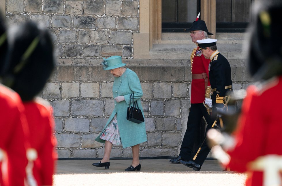 Královna Alžběta II. na slavnostní ceremonii k 94. narozeninám zářila v tyrkysovém kostýmku.