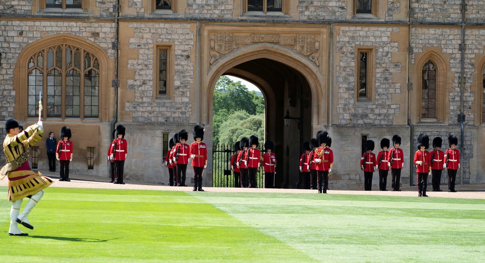 Vojenská přehlídka pro královnu Alžbětu II. dodatečně k jejím 94. narozeninám na hradě Windsor