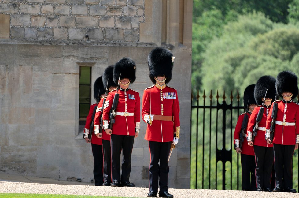 Vojenská přehlídka pro královnu Alžbětu II. dodatečně k jejím 94. narozeninám na hradě Windsor