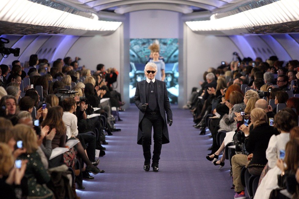 Lagerfeld oblékl Chanel do modrého \\&#34;kabátku\\&#34;