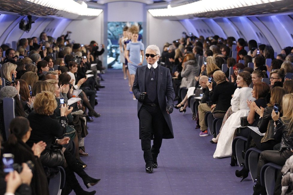 Lagerfeld oblékl Chanel do modrého \\&#34;kabátku\\&#34;