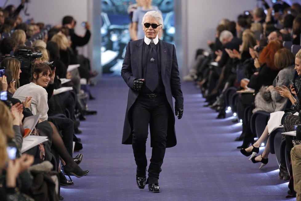 Lagerfeld oblékl Chanel do modrého \\&#34;kabátku\\&#34;