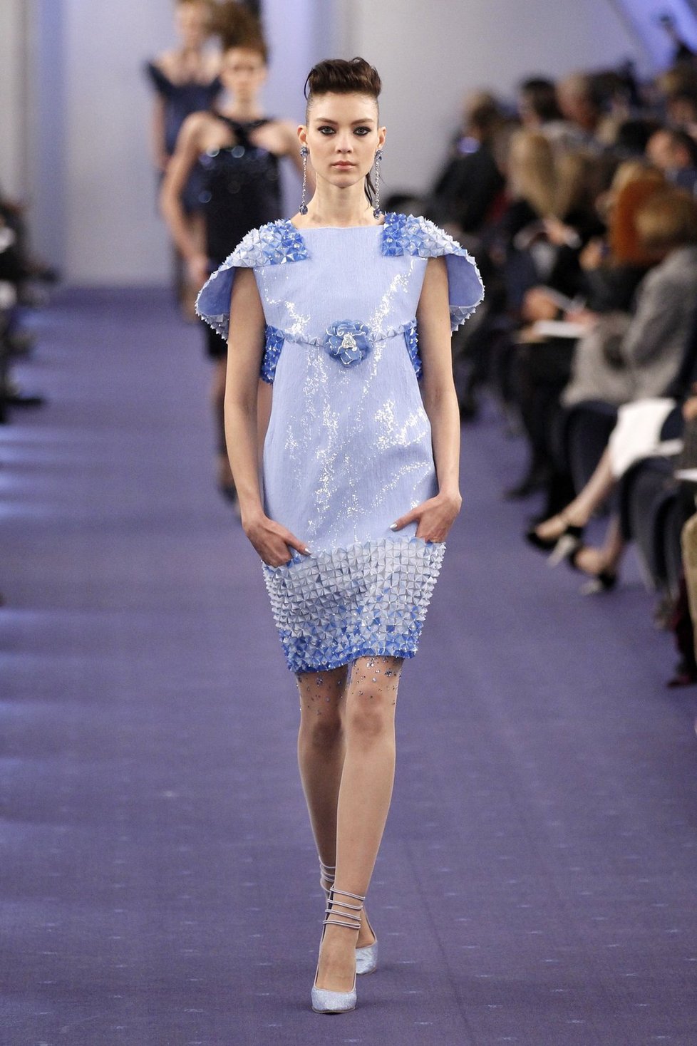 Lagerfeld oblékl Chanel do modrého \\&#34;kabátku\\&#34;