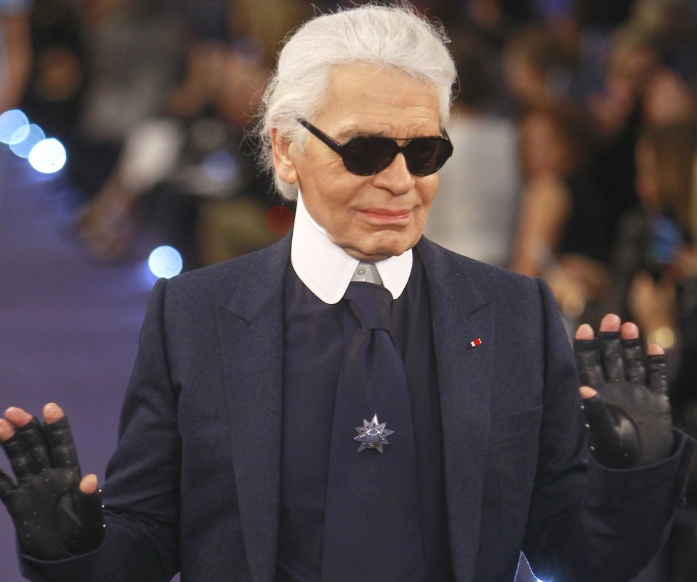 Lagerfeld se stále snaží zpěvačce omluvit