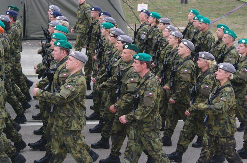 Vojáci trénují na letišti v Bechyni na vojenskou přehlídku, která se uskuteční 28. října.