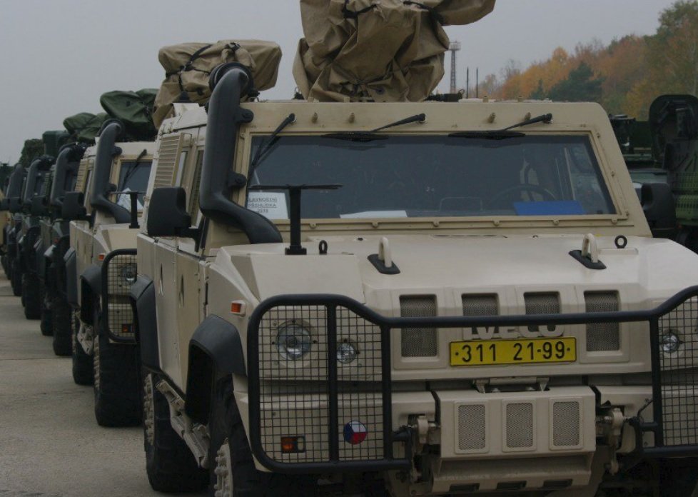 Vojáci trénují na letišti v Bechyni na vojenskou přehlídku, která se uskuteční 28. října