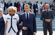 Francouzský prezident Emmanuel Macron, jeho žena Brigitte Macronová a premiér Edouard Philippe.