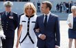 Prezident Francie Emmanuel Macron a jeho žena Brigitte opouští slavnost Den Bastily v Paříži.