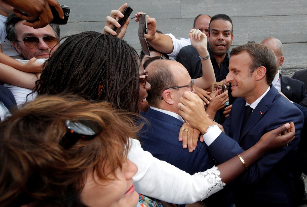 Prezident Emmanuel Macron se setkává s lidmi při oslavách Dne Bastily v Paříži.