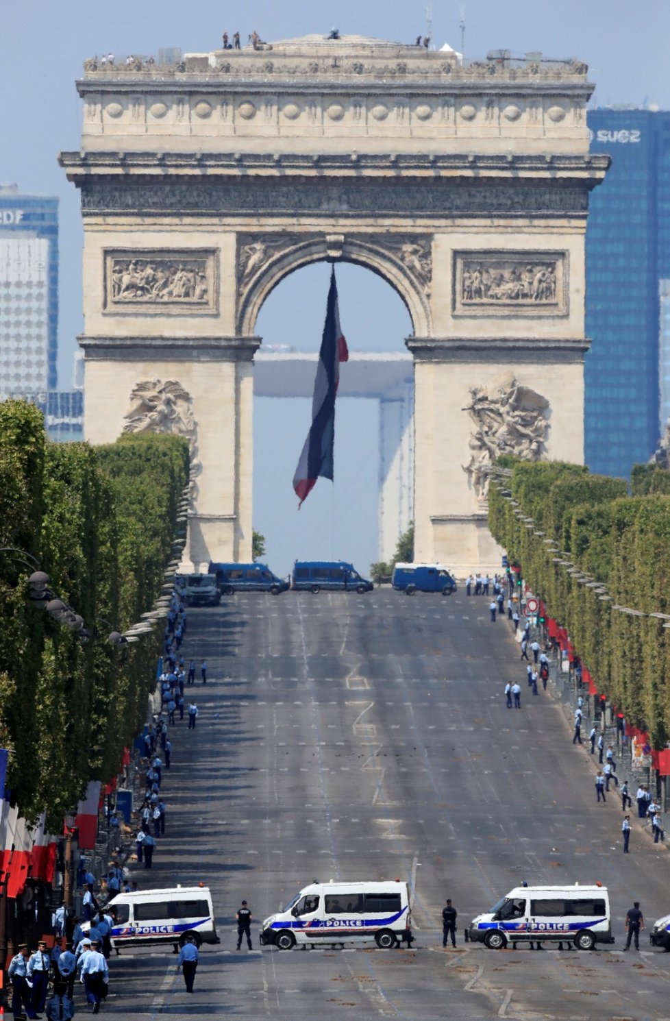 Champs Elysees byla kvůli vojenské přehlídce uzavřená.