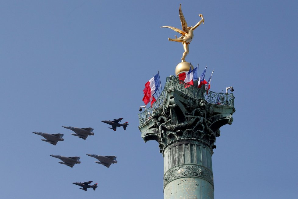Čtyři stíhačky Mirage 2000 RDI a dva bitevníky Alpha Jet přelétají sochu „Genie de la Liberte“ (Duše Svobody) během oslav Dne Bastily v Paříži.