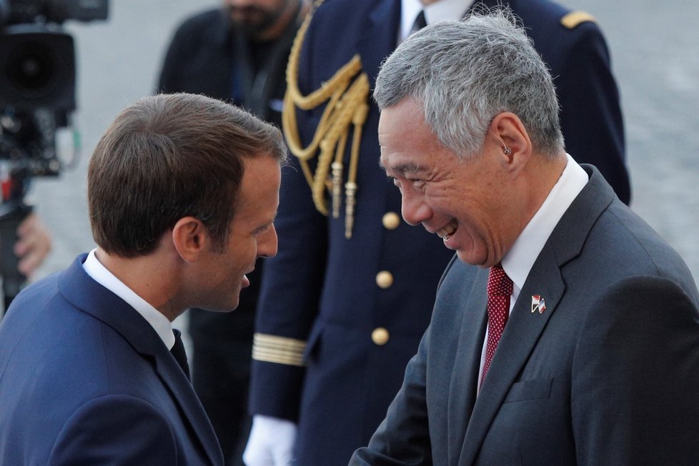 Emmanuel Macron (prezident Francie) a Lee Hsien Loong (premiér Singapuru).