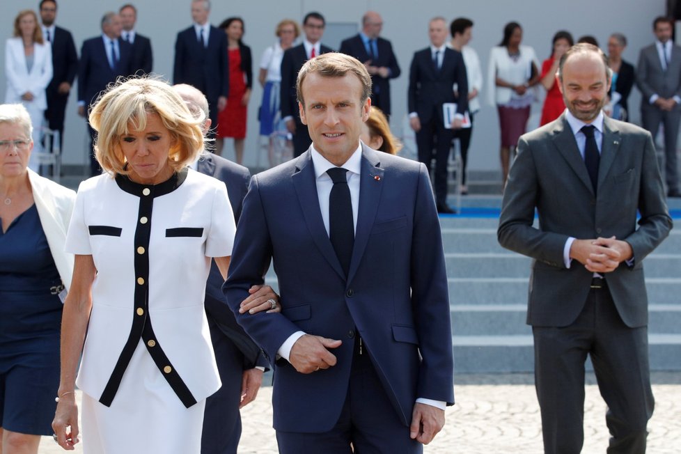 Francouzský prezident Emmanuel Macron, jeho žena Brigitte Macronová a premiér Edouard Philippe.
