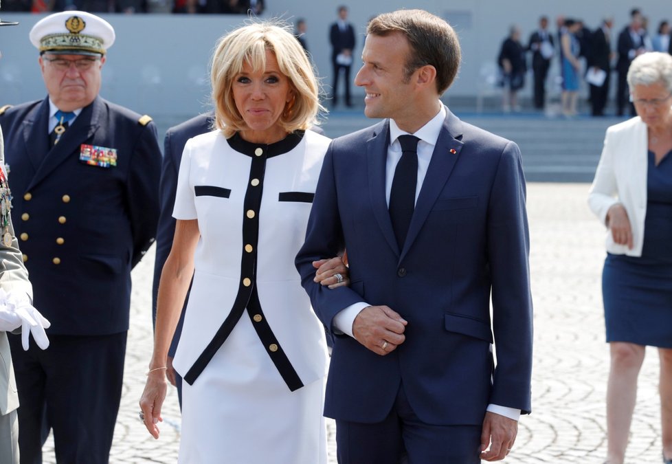 Prezident Francie Emmanuel Macron a jeho žena Brigitte opouští slavnost Den Bastily v Paříži