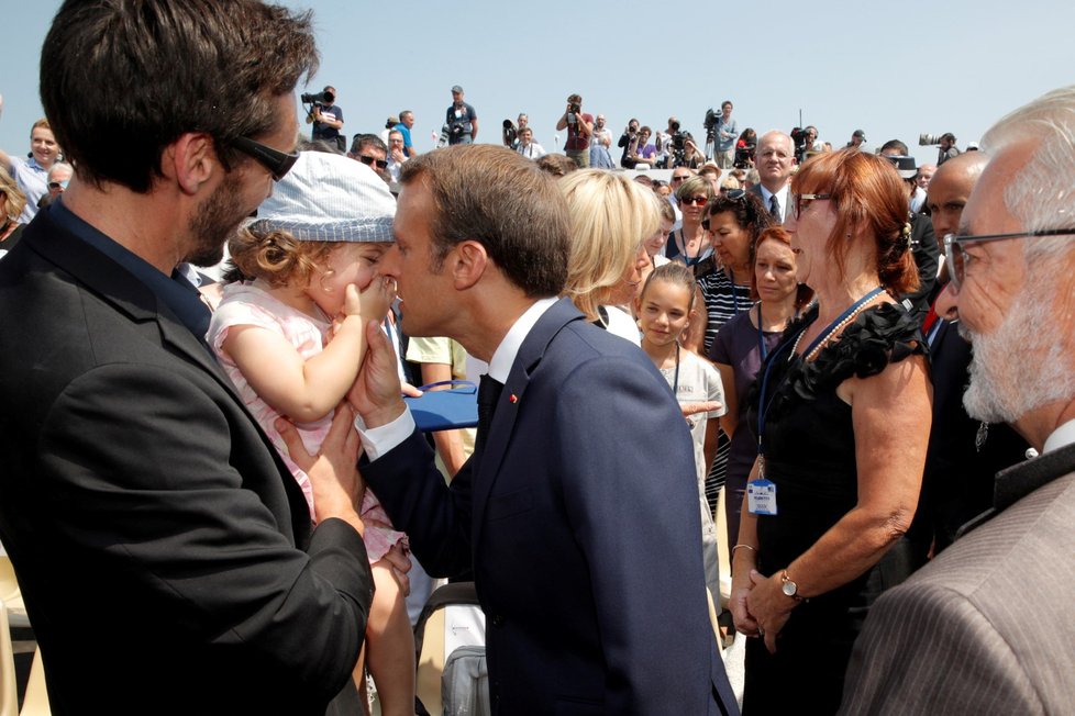 Prezident Francie Emmanuel Macron a první dáma Brigitte Macronová hovoří s pozůstalými po četníkovi Arnaud Beltramovi, který zemřel při teroristickém útoku v Trebes.