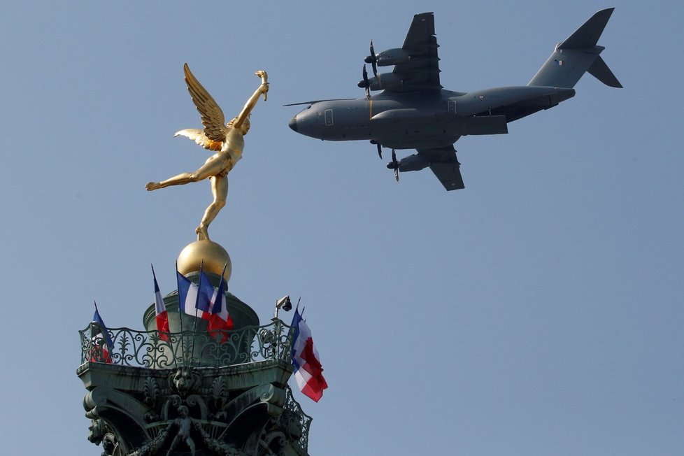 Letadlo francouzského letectva Airbus A400M přelétá sochu „Genie de la Liberte“ (Duše Svobody) během oslav Dne Bastily v Paříži.