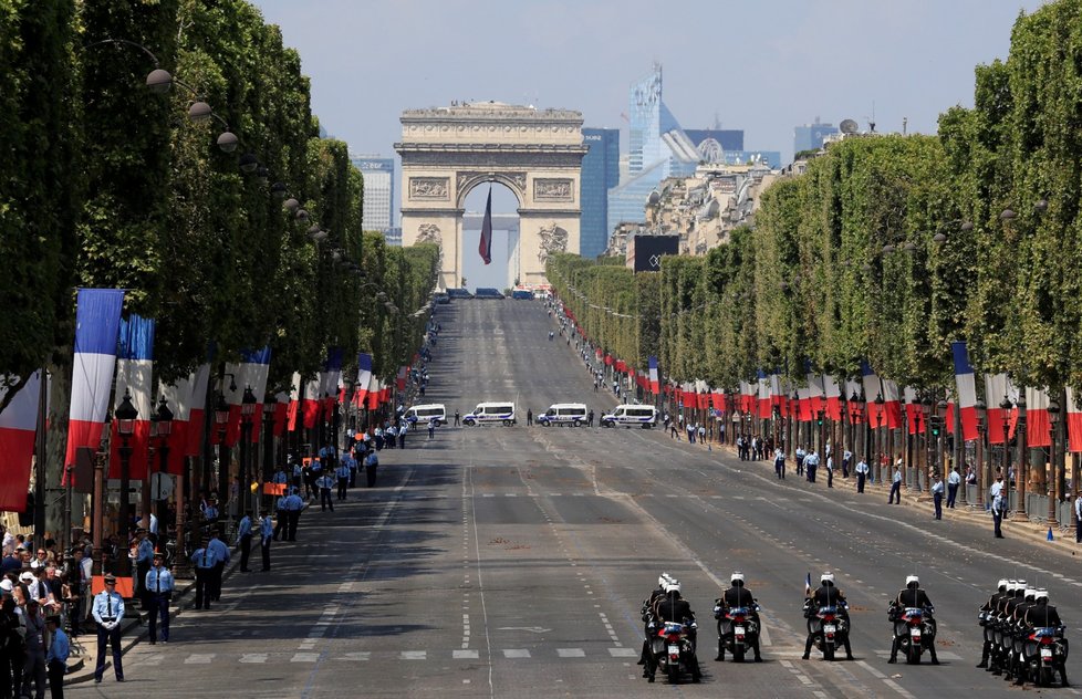 Champs Elysees byla kvůli vojenské přehlídce uzavřená.