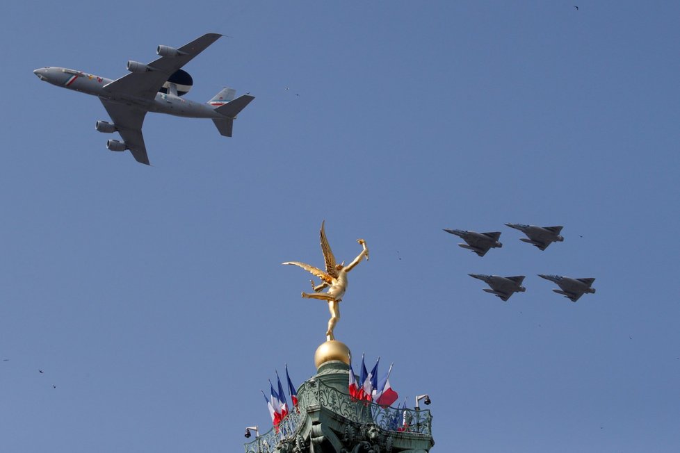 Přelet Boeingu AWACS 1E 3F a stíhaček Mirage 2000 nad sochou „Genie de la Liberte“ (Duše Svobody) při oslavách Dne Bastily v Paříži.