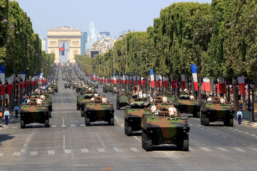 Obrněná vozidla projíždí Champs Elysees při oslavách Dne Bastily.