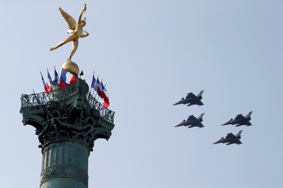 Čtveřice bitevníků Rafale M přelétá sochu „Genie de la Liberte“ (Duše Svobody) během oslav Dne Bastily v Paříži.