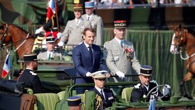 Prezident Francie Emmanuel Macron a vrchní velitel ozbrojených sil generál Francois Lecointre přijíždí na místo přehlídky u příležitosti oslav Dne Bastily v Paříži.