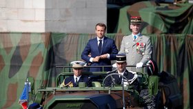 Prezident Francie Emmanuel Macron a vrchní velitel ozbrojených sil generál Francois Lecointre přijíždí na místo přehlídky u příležitosti oslav Dne Bastily v Paříži.